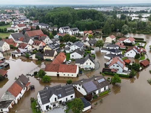 Германд үргэлжилсэн аадар бороо орсны улмаас 3000 орчим иргэн гэр орноо орхихоос өөр аргагүйд хүрчээ